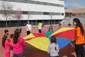 Una quincena de niños de 3 a 12 años, en el campamento urbano de Cabanillas