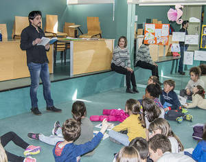 Los niños del Club de Lectura de Marchamalo reciben la visita del autor de poesía infantil Enrique Cordero