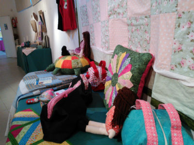 Las manualidades de AMEDA llenaron de color la salsa de exposiciones de Alovera