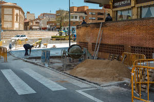 A punto de concluir las obras de ampliación de la acera en el cruce de Luis Ibarra Landete con Cardenal Mendoza