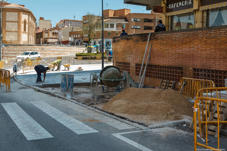 A punto de concluir las obras de ampliación de la acera en el cruce de Luis Ibarra Landete con Cardenal Mendoza