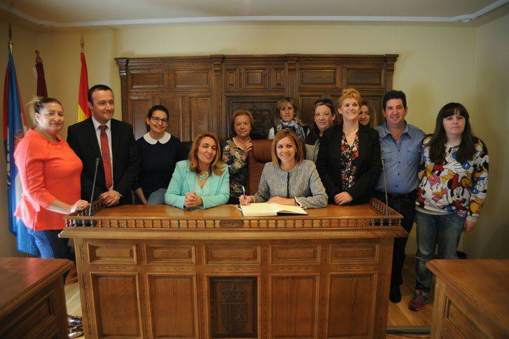 Cospedal defiende que aquellos que viven en los pequeños municipios tengan el mismo acceso a los servicios públicos que quienes viven en las grandes ciudades