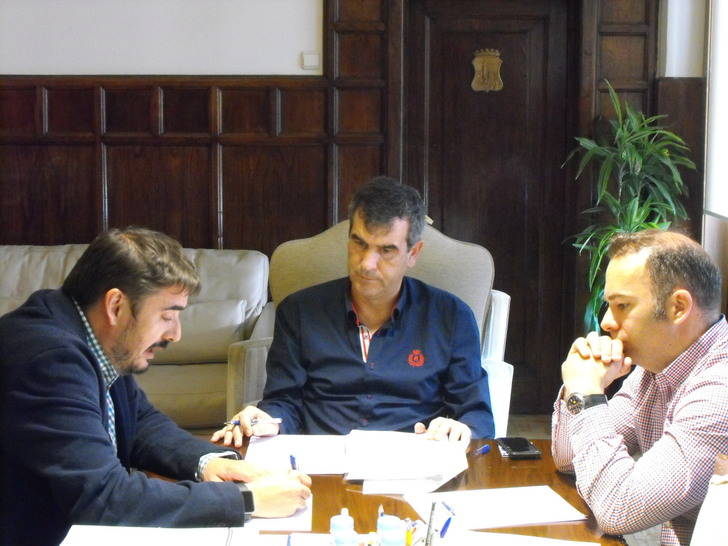 Román ofrece al alcalde de Marchamalo la posibilidad de que la localidad se reincorpore al servicio de transporte de Guadalajara