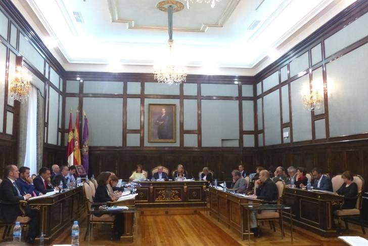 El PP afirma que el PSOE en Diputación aplaude la actitud vergonzante de Page permitiendo la denigración de una mujer tapada con niqab