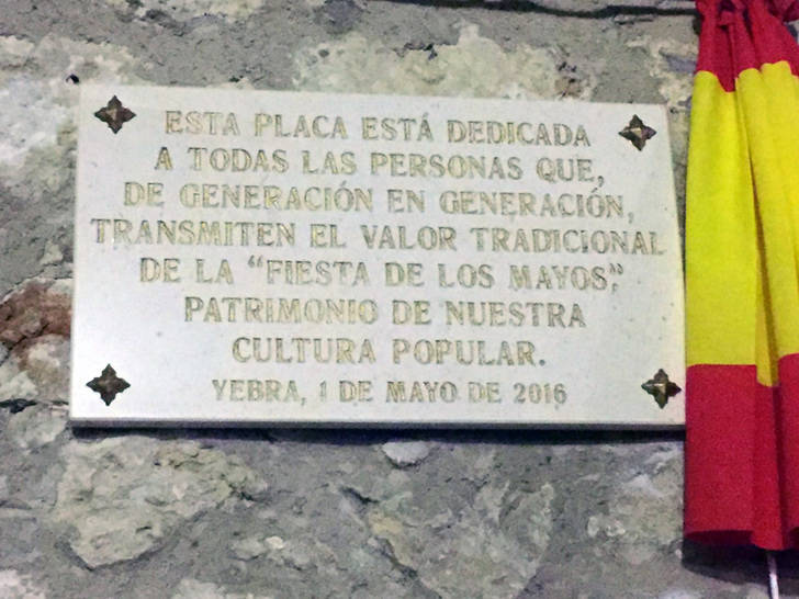 Yebra festeja su Fiesta de Los Mayos rindiendo homenaje a las diferentes generaciones que han mantenido esta tradición