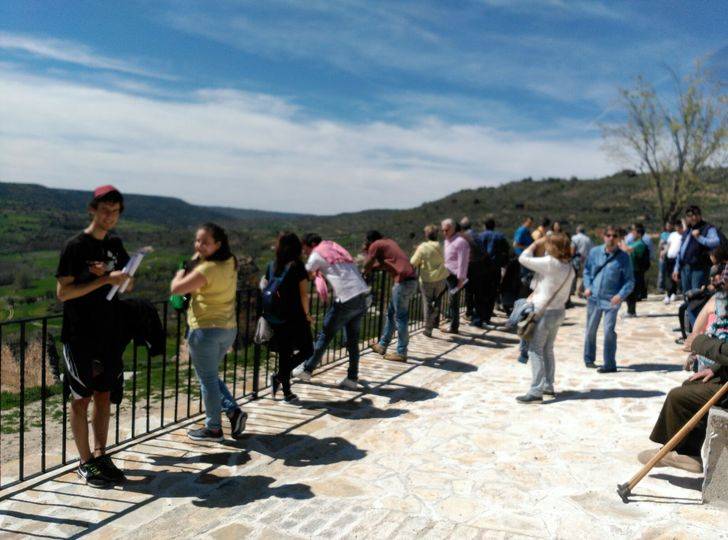 Sesenta alumnos de la Escuela de Adultos de Guadalajara visitaron Brihuega para conmemorar el Viaje a la Alcarria de Cela