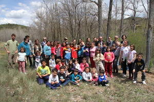 La comunidad educativa de Trillo celebra el Día del Arbol