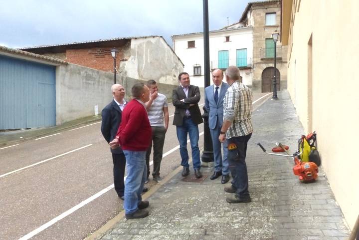 El presidente de la Diputación se interesa por el desarrollo del Plan de Empleo en Auñón