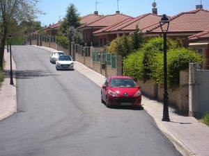 Finaliza la operación de reasfaltado en varias calles de la Urbanización San Bartolomé de Yebes