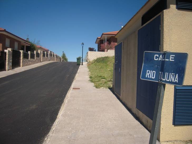 Finaliza la operación de reasfaltado en varias calles de la Urbanización San Bartolomé de Yebes