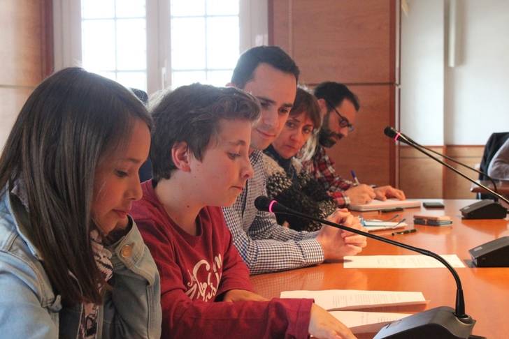 Los niños de Cabanillas reclaman una solución al mal aparcamiento frente a los colegios