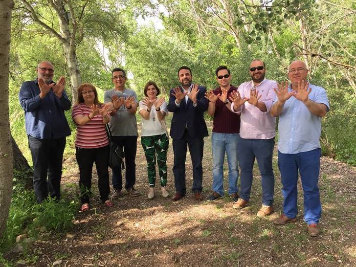 Los alcaldes de Azuqueca de Henares y Arroyo de la Luz, acompañados por concejales de ambos municipios, hacen el gesto de apoyo a la Red Natura 2000 en su visita a la Reserva Ornitológica, junto a su director. (Foto: Ayuntamiento de Azuqueca de Henares)