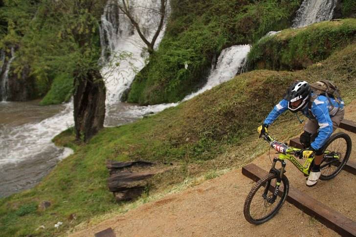 El entorno verde de Trillo le añadió espectacularidad al II Enduro MTB