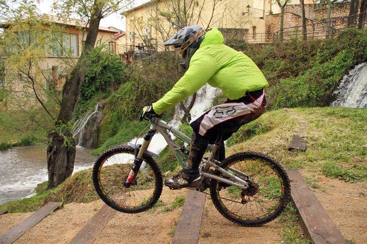 El entorno verde de Trillo le añadió espectacularidad al II Enduro MTB