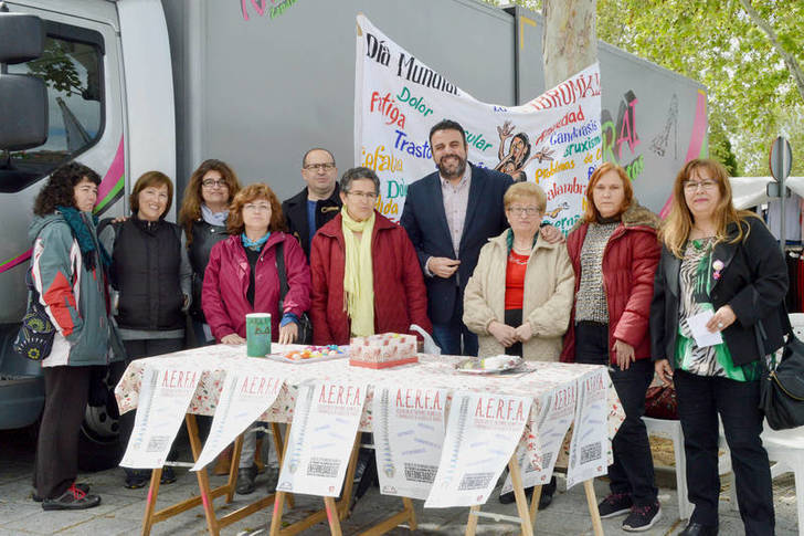 Mesa instalada en el mercado semanal con motivo del Día Internacional de la Fibromialgia. Fotografía: Álvaro Díaz Villamil / Ayuntamiento de Azuqueca