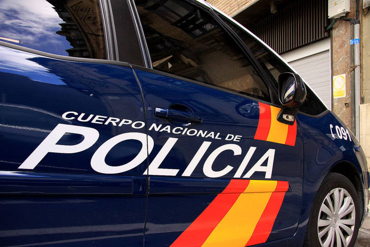 Detenido y puesto a disposición de la Policía Nacional un hombre de 54 años que tiraba piedras al paso de vehículos en la calle Julián Besteiro