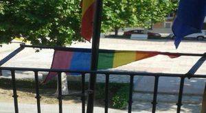 Arrancan por segundo a&#241;o consecutivo la bandera arco&#237;ris colocada en el Ayuntamiento de Torrej&#243;n del Rey