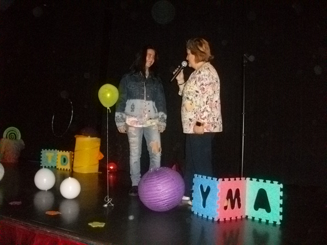 Magia y colores en la fiesta final de los clubes de lectura y talleres de informática de Alovera