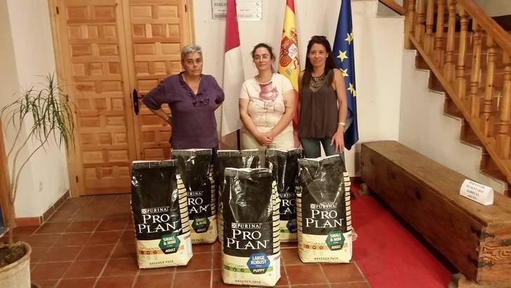 Torrejón del Rey hace entrega del pienso donado por SECPA y Purina las protectoras