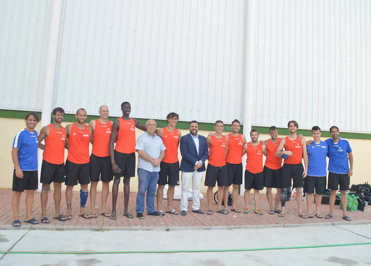 La selección española de balonmano playa y la angoleña de basket, en Azuqueca