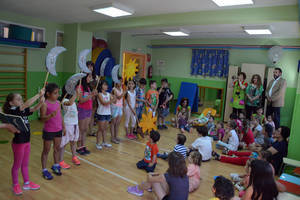La Escuela Infantil 8 de Marzo recibe la visita del colegio Siglo XXI de Azuqueca