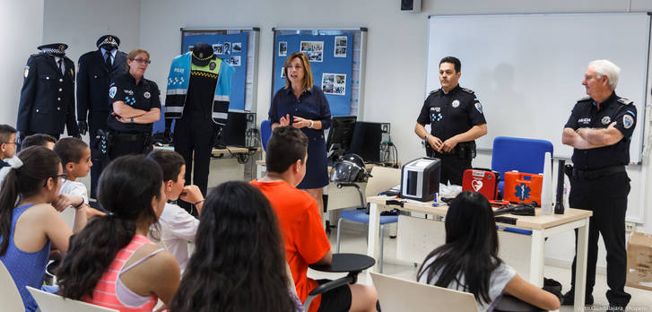 700 niños se acercan a la figura del Policía Local en su 25 aniversario