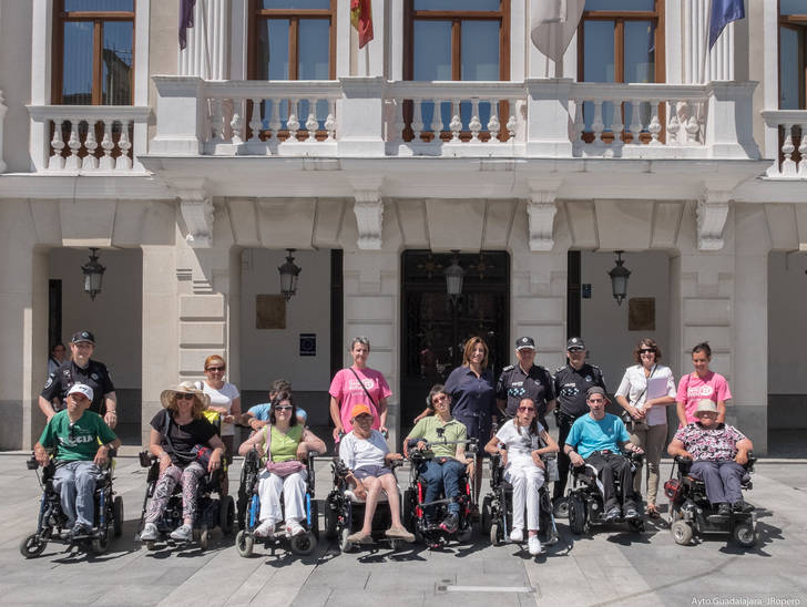 Encarnación Jiménez, concejal de Seguridad, atiende las primeras sugerencias de residentes del CAMF durante su recorrido por la zona centro