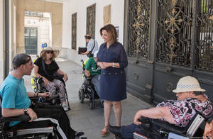 Encarnación Jiménez, concejal de Seguridad, atiende las primeras sugerencias de residentes del CAMF durante su recorrido por la zona centro