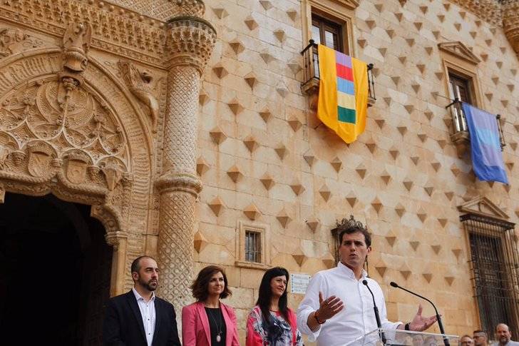 Rivera recorre las calles de Guadalajara y manda una seria advertencia al PSOE