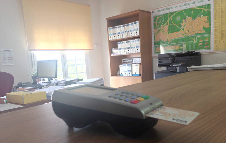 El Ayuntamiento de Cabanillas instala un datáfono para el pago con tarjeta de tributos no periódicos