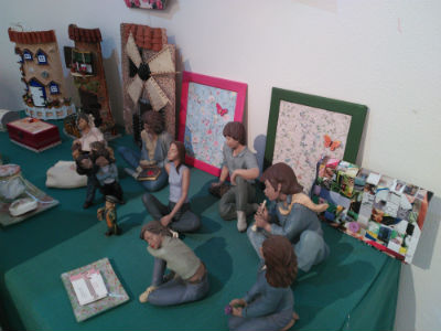 Las manualidades de la Asociación CEAR llenan de color la sala de exposiciones de Alovera