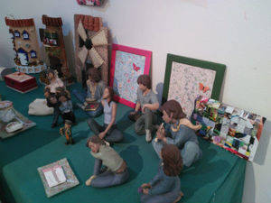 Las manualidades de la Asociación CEAR llenan de color la sala de exposiciones de Alovera