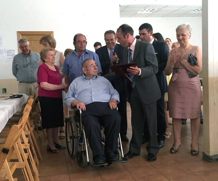 Antonio Burgos Cámara, recibiendo el homenaje de la Hermandad de San Juan de Yebra