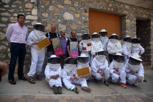 Los viajeros llegan a Sacedón a lomos de un burro emulando a Cela en su viaje a la Alcarria