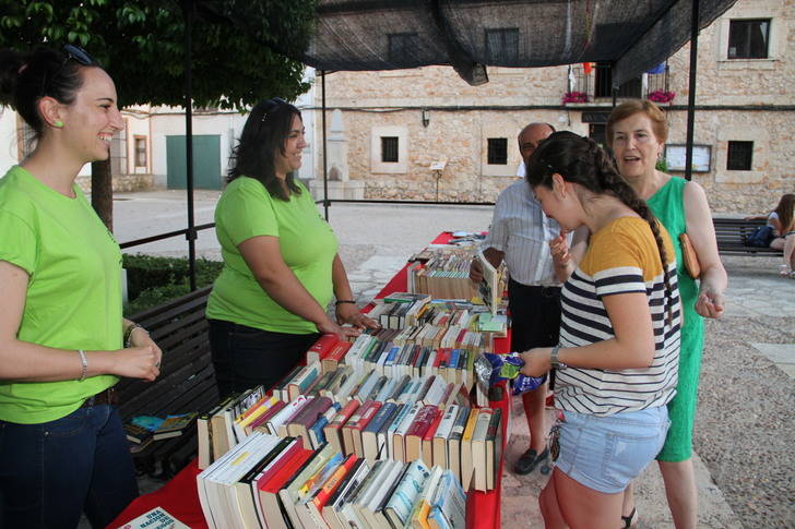 Fuentenovilla convive en torno a la cultura en el IV Mercadillo del Libro de Segunda Mano