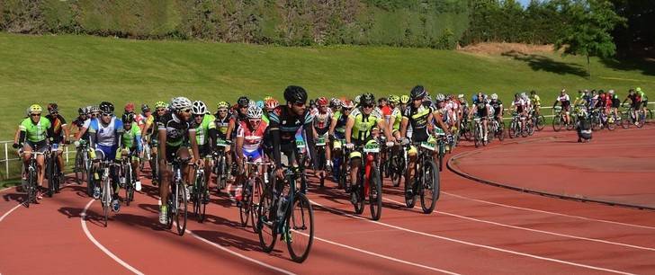 Yebes felicita a Óscar Cortés por su victoria en el IV Maratón Valles de La Alcarria de BTT
