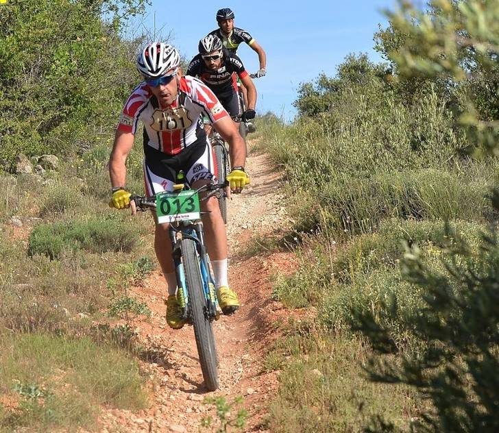 Yebes felicita a Óscar Cortés por su victoria en el IV Maratón Valles de La Alcarria de BTT