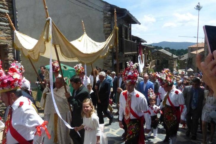 Latre anima a seguir manteniendo tradiciones como la Octava del Corpus de Valverde de los Arroyos