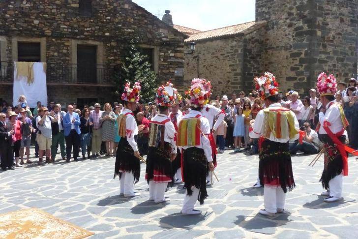 Latre anima a seguir manteniendo tradiciones como la Octava del Corpus de Valverde de los Arroyos