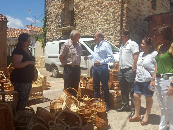 Latre asiste a la IV Feria de Artesanía, Alimentación y Servicios de El Pobo de Dueñas