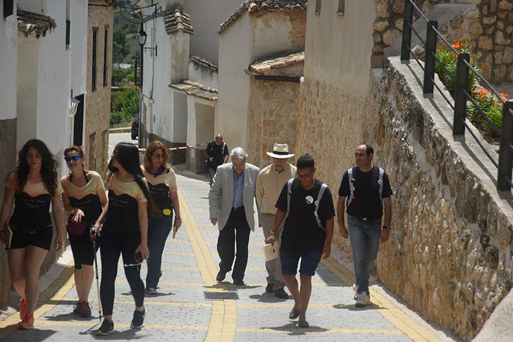 Los viajeros reciben la visita del hijo y del hermano del Nobel a su llegada a Durón