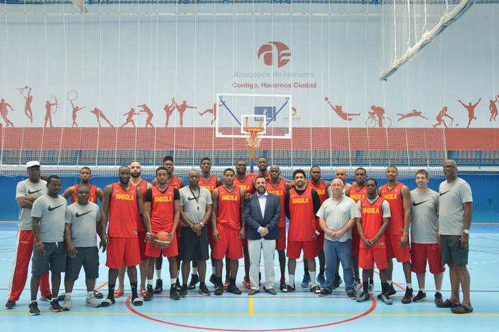 La selección española de balonmano playa y la angoleña de basket, en Azuqueca