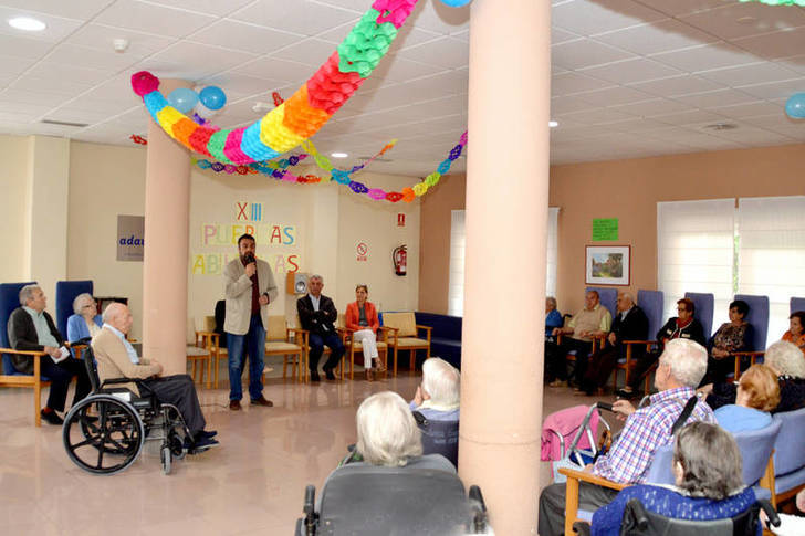 El alcalde, junto al director provincial de Bienestar Social y la concejala de Promoción de los Mayores, en su visita a la residencia La Alameda. Fotografía: Álvaro Díaz Villamil / Ayuntamiento de Azuqueca.