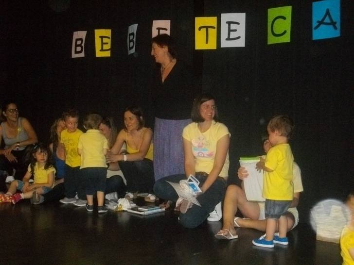 Gran fiesta final de la bebeteca en la biblioteca de Alovera