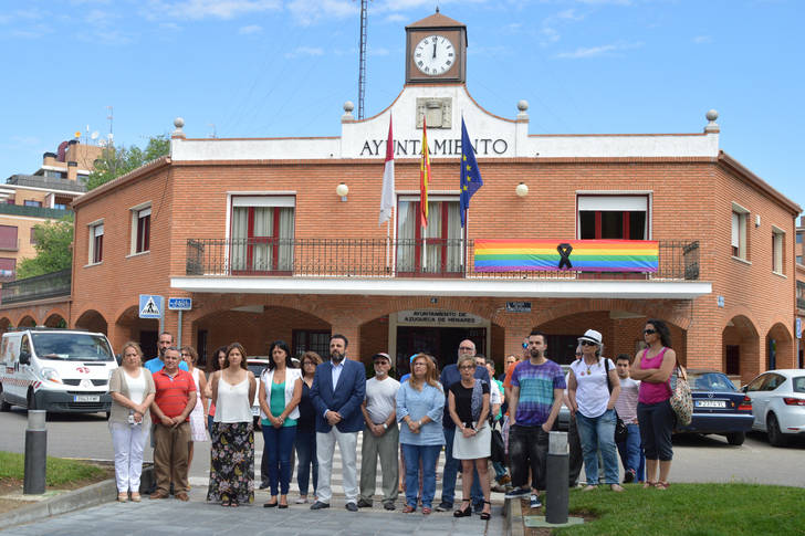 Un momento de la concentración, frente al Ayuntamiento. Fotografía: Álvaro Díaz Villamil/ Ayuntamiento de Azuqueca de Henares