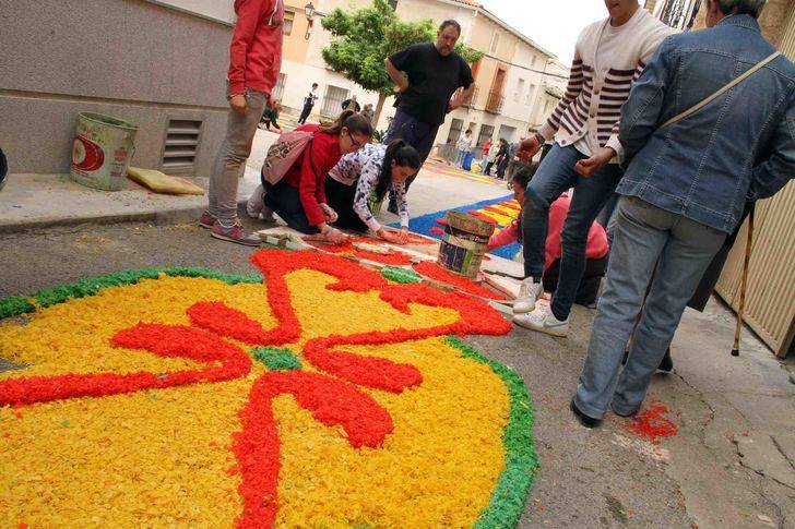 Almonacid se viste de flores en el día del Corpus