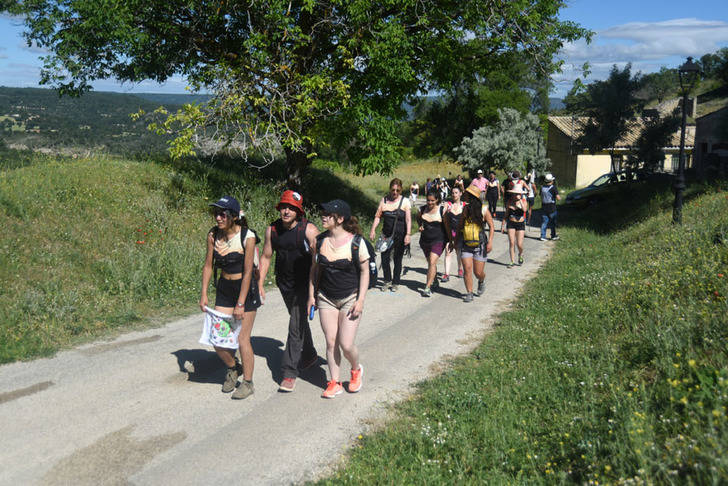 Los viajeros llegan a Sacedón a lomos de un burro emulando a Cela en su viaje a la Alcarria