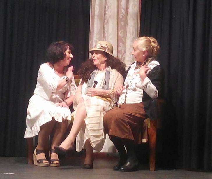 El grupo de teatro 'José María Barrasa' representa en Almonacid con gran éxito la obra 'El pobrecito embustero' 