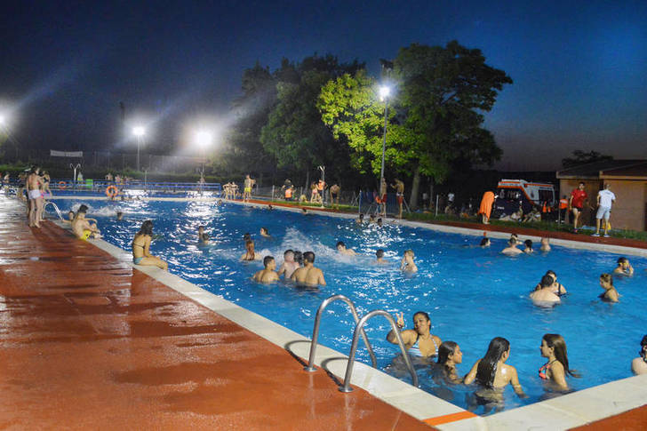Casi mil personas en el primer Viernes a la Luna de la temporada en Azuqueca