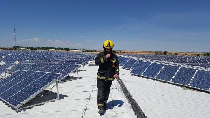 Desalojados 150 trabajadores tras incendiarse la nave industrial de Carrefour de Azuqueca